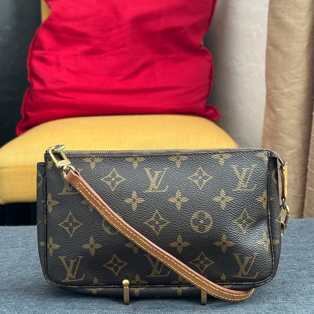 Pre-loved Louis Vuitton Vintage Monogram Pochette/Verified Authentic.